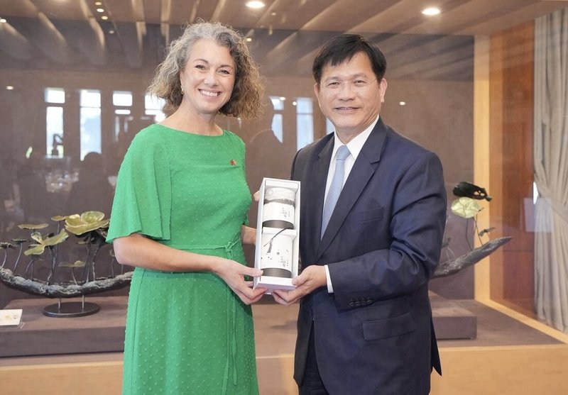 外交部長林佳龍（右）18日午宴英國國會「台英國會小組」共同主席柴萍恩（Sarah Champion，左），盼深化雙方合作。（外交部提供）中央社記者楊堯茹傳真　115年9月19日