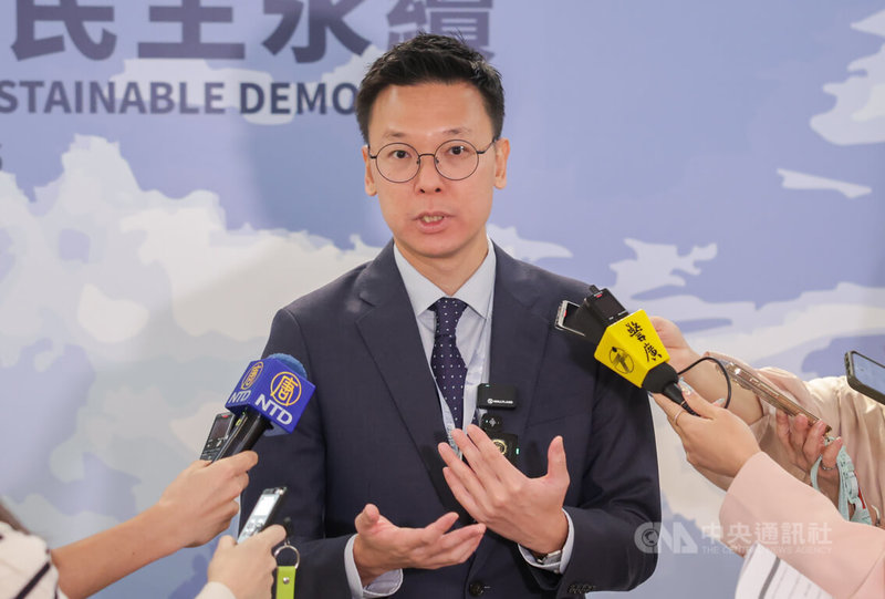 「2026總統府全社會防衛韌性國際論壇－韌性台灣 民主永續」 19日在台北君悅酒店登場，國安會副秘書長林飛帆（圖）出席與會，接受媒體聯訪。中央社記者裴禛攝 115年9月19日