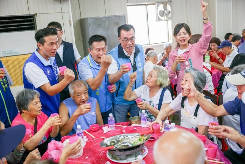 中國國民黨新北市長參選人李四川（後排右2）每天奔波基層，即使出席鄰里或社團餐敘，往往要上台致詞或逐桌致意，很難好好坐下吃完1餐，常常只能在車程途中吃飯。（李四川競選辦公室提供）中央社記者黃旭昇傳真　115年9月19日