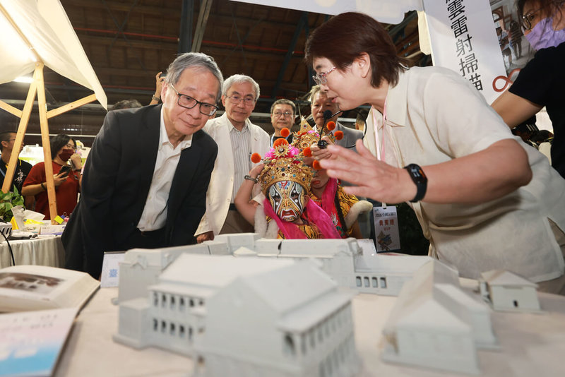 2026全國古蹟日活動19日在台中開幕，文化部長李遠（左）等人前往參觀台中市政府攤位，聽取台中市文化局長陳佳君（右）介紹國定古蹟台中州廳、解說現場陳列模型。（文化部提供）中央社記者邱祖胤傳真　115年9月19日