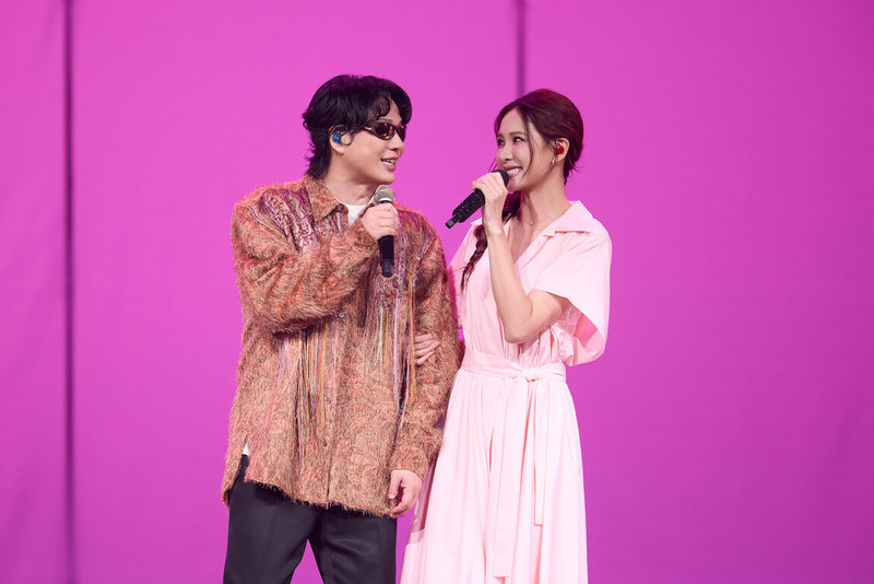 金曲歌王蕭煌奇（右）19日繼續在台北小巨蛋舉辦BRAVO演唱會，邀請女星安心亞（右）擔任嘉賓，更笑稱以前想過要告白。（華納音樂、寬宏藝術提供）中央社記者王心妤傳真　115年9月19日