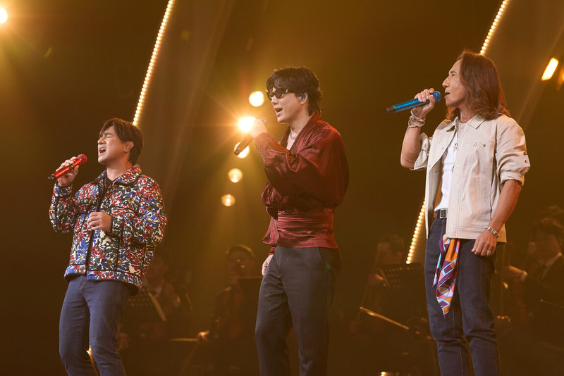 金曲歌王蕭煌奇（中）18日在台北小巨蛋舉行BRAVO演唱會，邀請雙人音樂團體動力火車擔任嘉賓，3人同台合唱「我很好騙」。（華納音樂、寬宏藝術提供）中央社記者王心妤傳真　115年9月19日