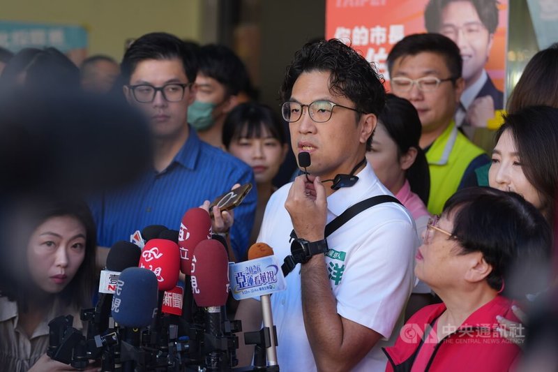 民進黨台北市長參選人沈伯洋（前中）19日赴北投中繼市場拜票，沈伯洋在掃街前先接受媒體聯訪，針對名古屋亞運升旗事件，表示台灣人應該都知道在國際場合被打壓及遇到的壓力。中央社記者徐肇昌攝　115年9月19日