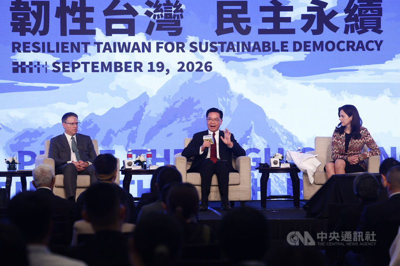2026總統府全社會防衛韌性國際論壇19日在台北舉行，閉幕場爐邊談話邀請前美國副國安顧問博明（Matthew Pottinger）（左起）、國安會秘書長吳釗燮、前美國副國安顧問紐柏格（Anne Neuberger）3人與談交流。中央社記者王騰毅攝  115年9月19日