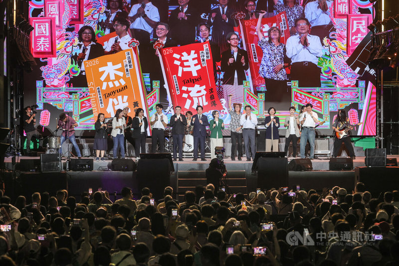 民進黨創黨40週年紀念音樂會「傳承40．民主共鳴」19日晚間在台北市北平東路登場，活動近尾聲時，現場眾人一同大合唱「眾神護台灣」，場面熱絡。中央社記者謝佳璋攝  115年9月19日
