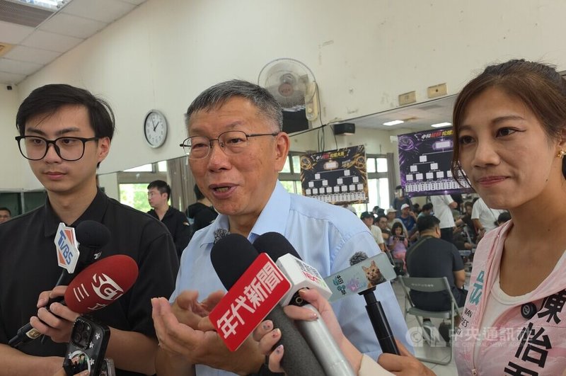 台灣民眾黨創黨主席柯文哲（左2）19日對於是否會和國民黨新北市長參選人李四川、新北市長侯友宜同台的問題表示，他輔選區域是雙北以外，在新北活動機會少。中央社記者王鴻國攝　115年9月19日