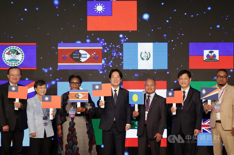 「2026總統府全社會防衛韌性國際論壇」19日在台北君悅酒店登場，成立由台灣發起的國際組織「世界災害管理聯盟」（WADM），目前已有11個台灣友邦及索馬利蘭成為創始會員，總統賴清德（中）、外交部長林佳龍（右2）、內政部長劉世芳（左2）、帛琉共和國副總統歐宜樓（Raynold Oilouch）（右3）、史瓦帝尼副總理札杜莉（Thulisile Dladla）（左3）等出席合影留念。中央社記者裴禛攝 115年9月19日