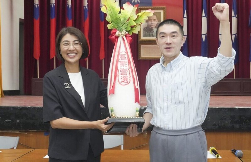 南投縣長許淑華（左）19日前往基隆，送上象徵好兆頭的「好彩頭」，為爭取連任的的國民黨籍基隆市長參選人謝國樑（右）加油打氣。（國民黨基隆市黨部提供）中央社記者沈如峰傳真　115年9月19日