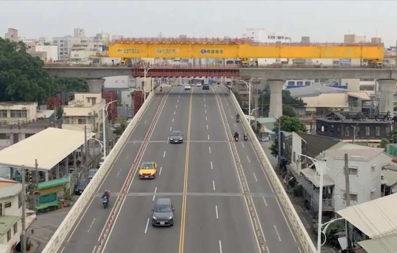 嘉義市區鐵路高架化計畫持續推進，交通部鐵道局表示，工程進度已逾6成、微幅超前，預計118年底通車，圖為C611標北興陸橋中路式全跨吊裝工程。（鐵道局提供）中央社記者黃巧雯傳真　115年9月19日
