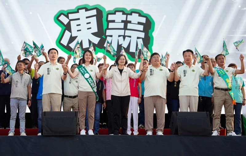 民進黨嘉義縣長參選人蔡易餘（前右3）太保聯合競選總部19日成立，前總統蔡英文（前左3）到場站台力挺，嘉義縣長翁章梁（前右2）、民進黨立委陳冠廷（前左）也出席站台、攜手造勢。（蔡易餘提供）中央社記者蔡智明傳真　115年9月19日