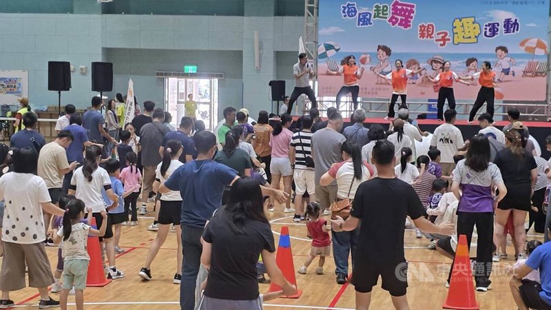 運動i台灣2.0系列活動等賽事，19日由「海風起舞・親子趣運動」揭開序幕，從早到晚上在澎湖全島陸續登場，初估近3000名大小民眾參與，規模盛大。中央社   115年9月19日