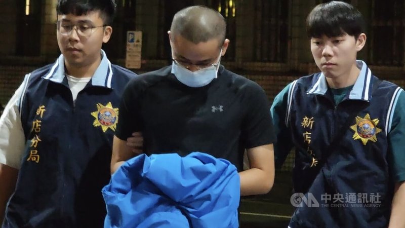 台北地檢署偵辦立委高金素梅助理張俊傑棄逃匿案，18日指揮新北市新店警分局逮捕協助張逃匿的21歲吳姓男子，晚間移送北檢。檢察官複訊後，晚間諭令吳男新台幣5萬元交保，並限制出境、出海。中央社記者林長順攝 115年9月18日