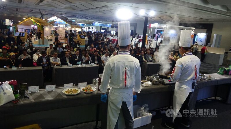 僑委會「2026年台灣美食國際巡迴講座」自17日起，接連3天在馬尼拉舉辦，吸引許多菲律賓民眾、台商與僑胞到場觀摩。中央社記者林行健馬尼拉攝 115年9月19日