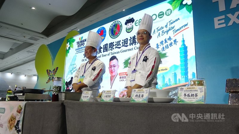 僑委會「2026年台灣美食國際巡迴講座」自17日起在馬尼拉舉辦。圖為主廚溫國智（左）及主廚助理陳瑞昌。中央社記者林行健馬尼拉攝 115年9月19日