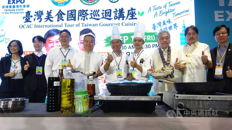 僑委會「2026年台灣美食國際巡迴講座」自17日起，接連3天在馬尼拉舉辦。圖為主廚溫國智（中）與駐菲代表周民淦（左4）等貴賓於18日的場次合影。中央社記者林行健馬尼拉攝 115年9月19日