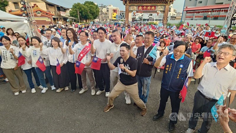 國民黨主席鄭麗文（前左5）19日與民眾黨主席黃國昌（前左7）同台出席「黨外在野大聯盟救台大行動嘉義場」活動，與嘉義市長黃敏惠（前左4）一起為民眾黨嘉義市長參選人張啓楷（前左6）造勢。中央社記者蔡智明攝　115年9月19日