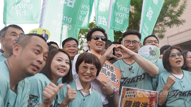 民進黨台北市長參選人沈伯洋(2排右3)19日南下高雄合體同黨高雄市長參選人賴瑞隆(2排右2),並對台北市長蔣萬安、國民黨高雄市長參選人柯志恩喊話,發出雙城辯論戰帖。中央社記者董俊志攝 115年9月19日