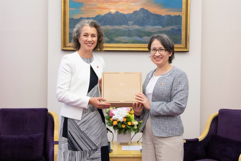 副總統蕭美琴（右）19日接見英國國會「台英國會小組」訪團。（總統府提供）