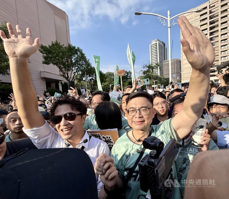民進黨高雄市長參選人賴瑞隆(中右)19日邀請同黨台北市長參選人沈伯洋(中左)造訪高雄,2人一同步行前往愛河灣水樂園,感受高雄港灣水岸城市的魅力。中央社記者董俊志攝 115年9月19日
