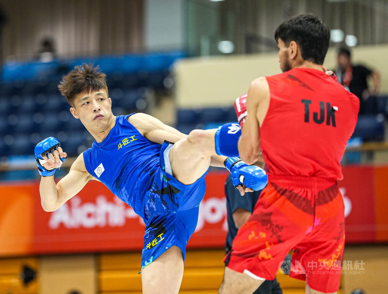 名古屋亞運綜合格鬥男子60公斤現代組8強賽20日登場，台灣選手張立（左）不敵對手，無緣決賽。中央社記者鄭清元名古屋攝　115年9月20日