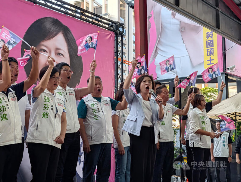 民主進步黨台中市長參選人何欣純（持麥克風者）20日在競選總部舉辦台中市29區後援會授旗典禮，並宣傳「六星市政」政見，盼打造首都格局。中央社記者蘇木春攝　115年9月20日