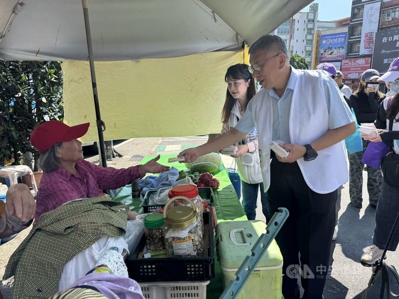民眾黨創黨主席柯文哲（前右）20日到新竹縣竹東鎮陪黨籍議員參選人鍾心渝（前右2）掃街拜票，籲支持者集中選票，透過選舉讓台灣政治有新的面貌。中央社記者魯鋼駿攝　115年9月20日