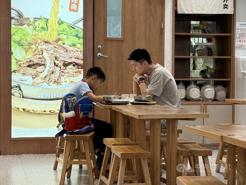 中國教育內捲嚴重，連中小學生都不例外。圖為上海小學生在餐廳寫作業，攝於2025年10月16日。中央社記者廖文綺上海攝　115年9月20日