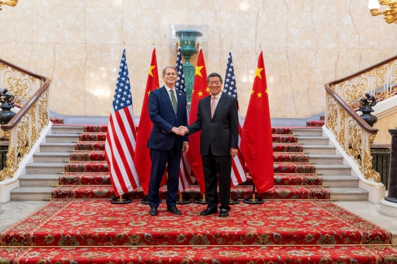 美國財長貝森特（左）與中國副總理何立峰（右）2025年在英國倫敦談判。（美國財政部提供via路透社）