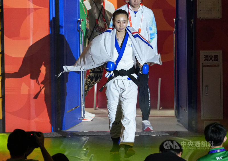 名古屋亞運綜合格鬥女子60公斤傳統組8強賽登場，林郁芬進場準備出賽。中央社記者鄭清元名古屋攝　115年9月20日