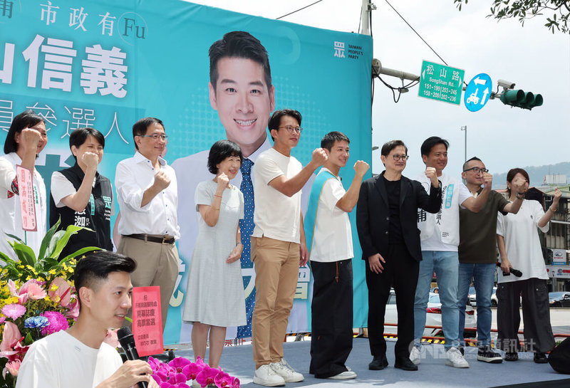 民眾黨台北市議員參選人許甫（右5）20日舉行競選總部成立大會，民眾黨主席黃國昌（後左5）、同黨籍竹北市長參選人邱臣遠（右3）、創黨主席柯文哲妻子陳佩琪（後左4）、和碩董事長童子賢（右4）、前台大校長管中閔（左3）都出席力挺。中央社記者郭日曉攝　115年9月20日
