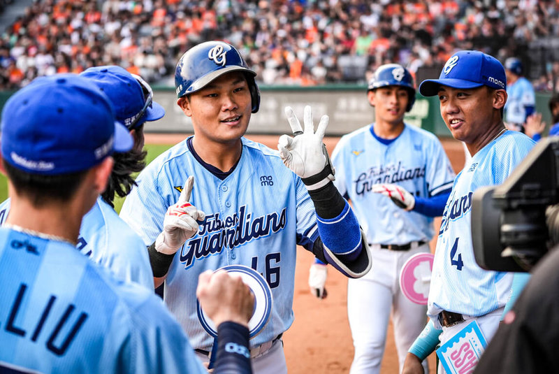 中華職棒富邦悍將隊20日對戰統一7-ELEVEn獅隊,悍將野手范國宸(中)4局上敲出3分砲,比出數字「13」向即將引退的球星陳鏞基致意。(富邦悍將隊提供)中央社記者蘇志畬傳真 115年9月20日