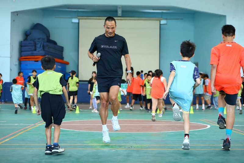 2026長榮航空馬拉松「幼苗計畫－校園深耕巡迴」今年共有2場，9月前進苗栗，奧運馬拉松國手吳文騫（持麥克風者）親自指導百名偏鄉學生，透過互動課程提升學生對運動的興趣。（長榮航空提供）中央社記者余曉涵傳真　115年9月20日