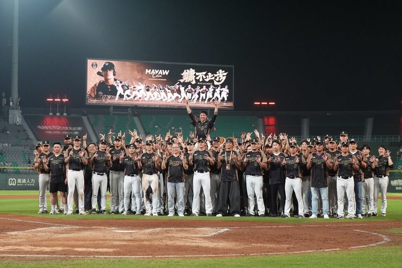 中華職棒統一7-ELEVEn獅隊球星陳鏞基（前排中）今年球季結束即將引退，獅隊20日賽後在台南亞太棒球場為他舉辦引退儀式，全體隊職員上場合影。（統一獅隊提供）中央社記者蘇志畬傳真　115年9月20日