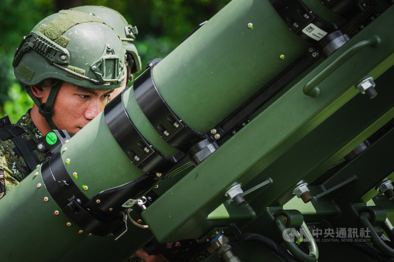 陸軍無人系統訓練指揮部近期公開介紹美製ALTIUS 600M攻擊型無人機的作戰效能與訓練流程，圖為官兵正在操作。中央社記者游凱翔攝 115年9月20日