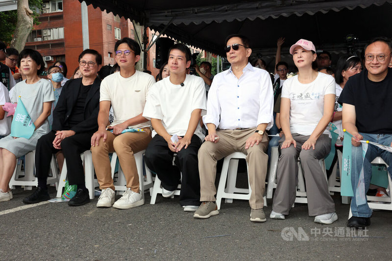 民眾黨台北市議員參選人許甫（中）20日舉行競選總部成立大會，民眾黨主席黃國昌（左3）、創黨主席柯文哲妻子陳佩琪（左）、國民黨立委王鴻薇（右2）、台中市副市長鄭照新（右）、和碩董事長童子賢（左2）、前台大校長管中閔（右3）皆到場力挺。中央社記者郭日曉攝　115年9月20日