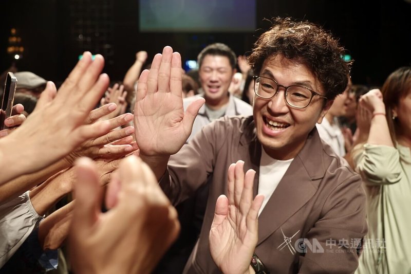 民進黨臺北市長參選人沈伯洋（前右）20日到大直出席臺北市臺南同鄉總會會員大會，進場時受到同鄉會成員歡迎，他也一一擊掌回應。中央社記者王飛華攝　115年9月20日