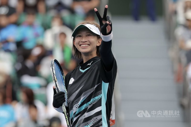 第2點單打台灣隊由江旻育出戰,拿下勝利那刻,她向場邊粉絲比手勢致意。中央社記者翁睿坤名古屋攝 115年9月20日