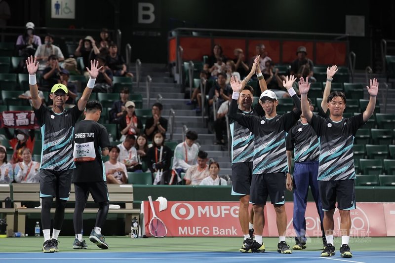 2026愛知名古屋亞運軟式網球項目20日進行男子團體金牌戰，終場以直落2不敵日本，收下台灣軟網代表隊本屆第2面銀牌，賽後全員向場邊觀眾揮手致意。中央社記者翁睿坤名古屋攝　115年9月20日