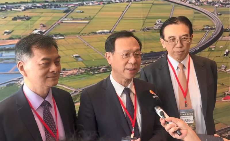 國立陽明交通大學附設醫院20日舉辦「健康台灣深耕論壇」，衛福部長石崇良（中）受訪表示，深耕計畫由各醫院針對當地醫療特性、醫院發展及醫院與基層合作關係，擬定各種創新計畫來推動，特色在於由下而上。（國立陽明交通大學附設醫院提供）中央社記者王朝鈺傳真　115年9月20日