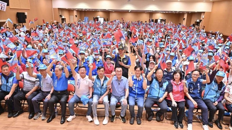 國民黨新北市長參選人李四川（前右6）20日出席永和區聯合競選總部成立大會，現場湧入近800人熱情相挺，氣氛熱烈。（李四川競總提供）中央社記者王鴻國傳真　115年9月20日