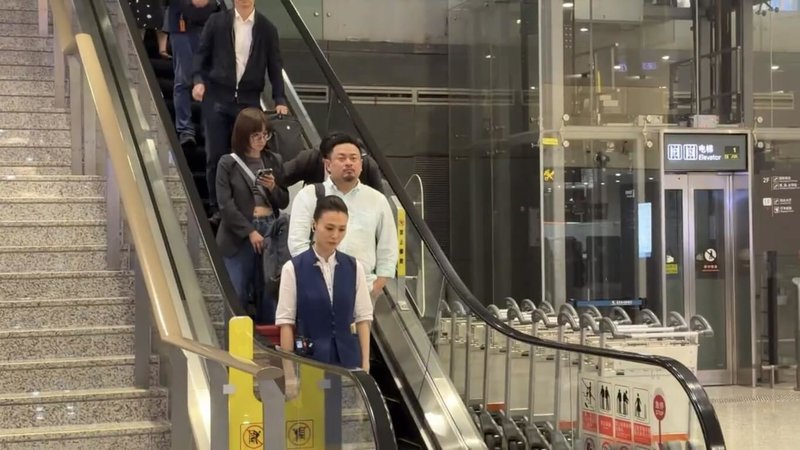 勞動部長洪申翰（身穿白衣）20日晚間搭機抵達南京祿口國際機場，將參加21日在南京舉辦的亞太經濟合作組織（APEC）人力資源發展部長會議（HRDMM）。（讀者提供）中央社記者馮昭南京傳真　115年9月20日