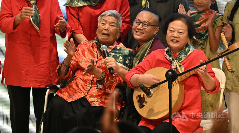 屏東文化獎20日頒獎，民謠人間國寶張日貴（左）完整保存百年流傳滿州民謠曲調、歌詞與演唱風格，成為地方最重要民謠記憶庫。中央社記者李卉婷攝　115年9月20日