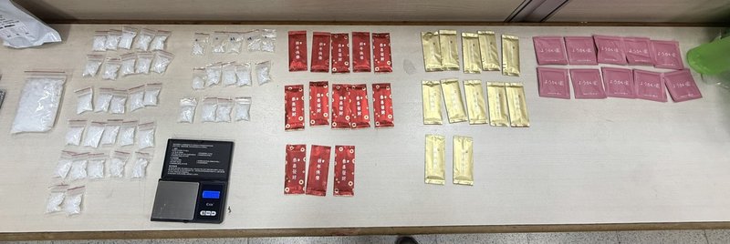 劉姓男子20日凌晨開車行經高雄市三民區一處路口，因未繫安全帶遭員警盤查，經檢測呈現毒品陽性反應，車內並查獲毒品咖啡包、愷他命等物，全案依違反毒品危害防制條例及公共危險等罪嫌移送偵辦。（高雄市警察局三民第二分局提供）中央社記者張已亷傳真　115年9月20日