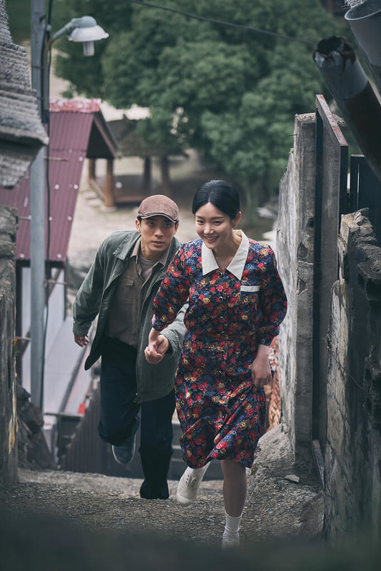 演員林哲熹（左）與韓國女星李侑菲（右）合作拍攝時代戰爭劇「再見1987」，在劇中有段難分難捨的愛戀，對比戲外的自由年代，兩人都想守住自己心中的標準。（公視台語台提供）中央社記者洪素津傳真　115年9月20日