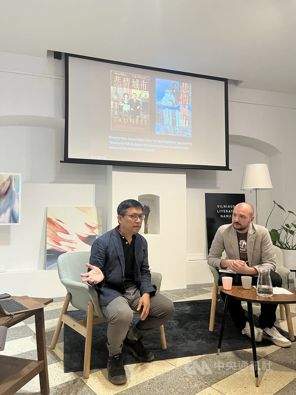 作家吳明益（左）2023年受邀至立陶宛維爾紐斯駐村，當時魏嘉成（右）擔任吳明益當地座談的口譯而結識，牽起後來翻譯「複眼人」一書的緣分。圖攝於2023年9月。 中央社記者游堯茹維爾紐斯攝　115年9月20日