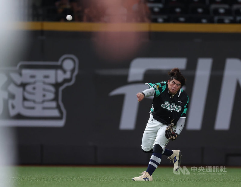 中華職棒中信兄弟20日與味全龍在台北大巨蛋交手，8局上，龍隊打者擊出左外野飛球後挑戰本壘，兄弟曾頌恩（圖）接殺後長傳本壘，關鍵雙殺守備，幫助球隊守住分數。中央社記者張新偉攝　115年9月20日