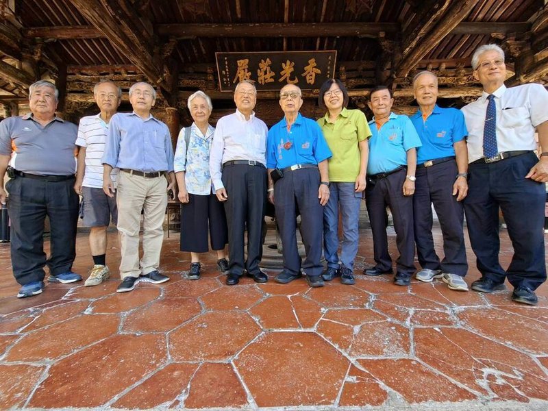 為推動鹿港龍山寺修建，宏碁集團創辦人施振榮（左5）出面號召整合，集結民間力量將成立修建委員會。（智榮基金會提供）中央社記者吳家豪傳真　115年9月21日
