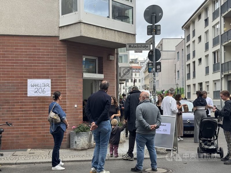 德国首都柏林20日举行邦议会选举,不少民众一早即携家带眷前往投开票所投票。图为市中心米特区一处投开票所。中央社记者林尚萦柏林摄 115年9月21日