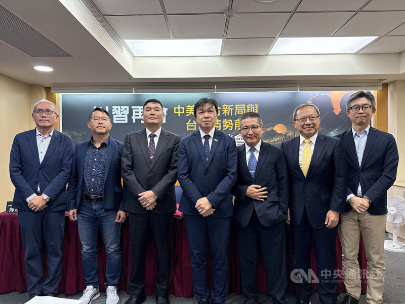 兩岸政策協會21日在台北舉辦「川習再會：中美競合新局與台海情勢前瞻」座談會，由左到右分別為淡江大學中國大陸研究中心主任陳建甫、東海大學政治學系教授邱師儀、兩岸政策協會理事長洪耀南、陸委會副主委沈有忠、淡江大學兩岸關係研究中心主任張五岳、兩岸政策協會監事長譚耀南、中正大學戰略暨國際事務研究所教授趙文志。 中央社記者廖文綺攝　115年9月21日