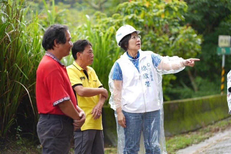 國民黨新竹縣長參選人徐欣瑩（右）21日推出「新竹韌性2030」防災政策，指竹縣有高樓密集的都會區、竹科產業聚落及山區部落，面對極端氣候與複合型災害，防災應因地制宜掌握風險，分區分級做好準備。（徐欣瑩競選團隊提供）中央社記者魯鋼駿傳真　115年9月21日